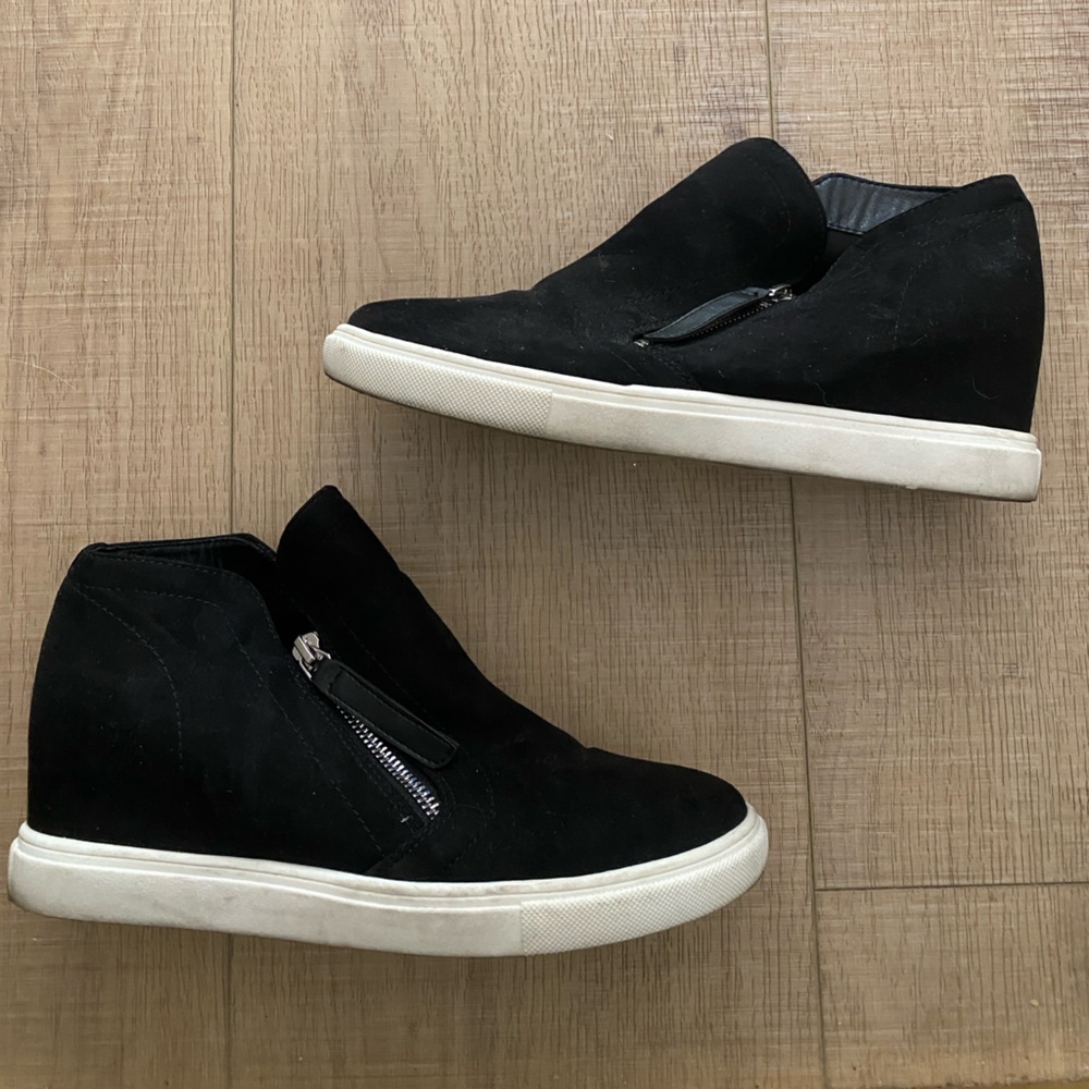 Black and white zip up sneakers size 9
